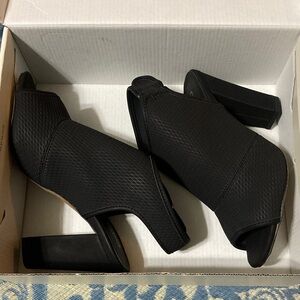 NWT Cato Textured Black Peep-Toe Heeled Boots - size 8W